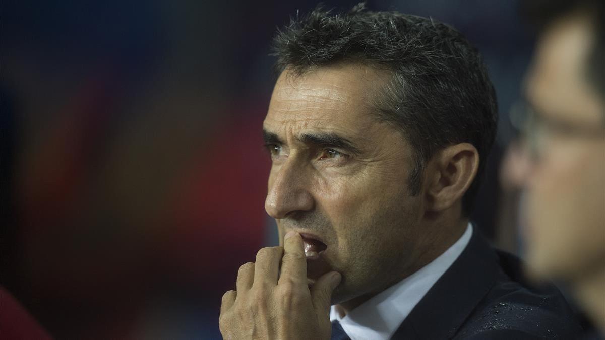 Valverde observa el Barça-Olympiacos en el Camp Nou.