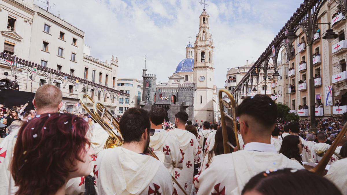 Les societats musicals protagonistes a les entrades i actes de Sant Jordi als Moros i Cristians d’Alcoi.