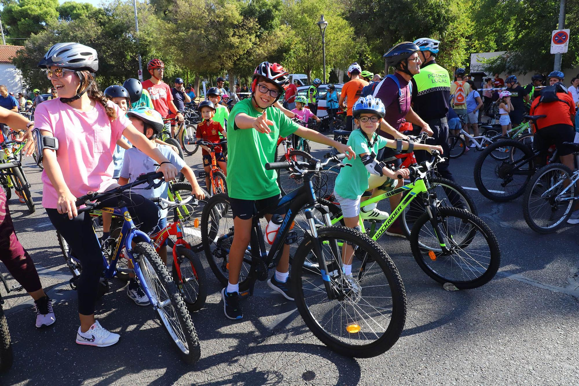 Familias enteras se suman a la Fiesta de la Bicicleta en Córdoba