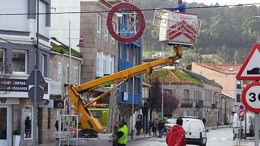 La instalación del alumbrado navideño en Bueu. // G.Núñez