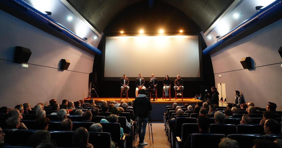 Panorámica del Ciné Pósito, lleno de un público con ganas de disfrutar del documental del CD Pozoblanco.