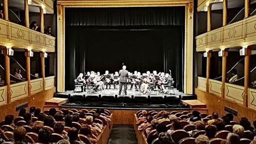 El público disfruta de un concierto musical celebrado en el Teatro Latorre de Toro.