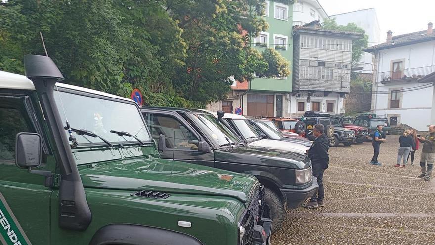 Los motores de casi centenar y medio de Land Rover TT rugieron por Cangas de Onís