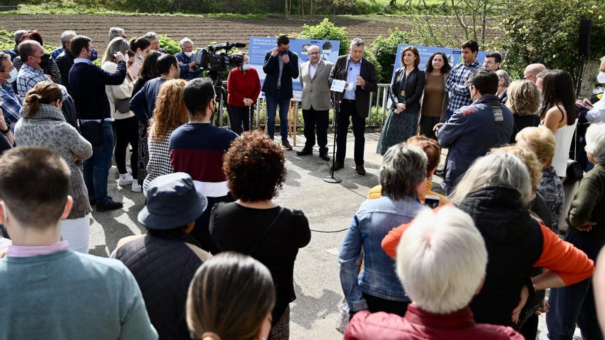 La conselleira Ángeles Vázquez visitó ayer la zona en la que se habilitará la senda. |   // RAFA VÁZQUEZ