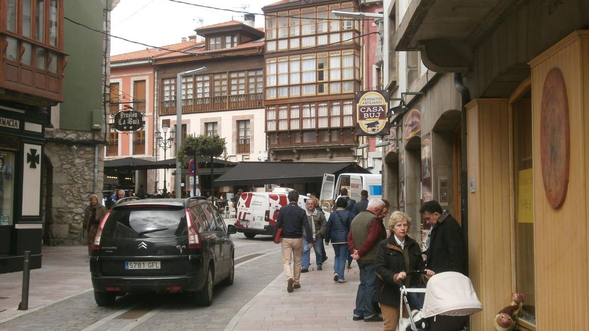 Una de las calles principales de Llanes.