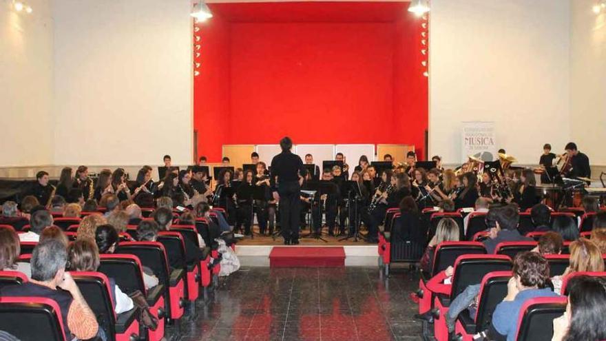 Los alumnos de banda y de orquesta del Conservatorio tocan por Santa Cecilia