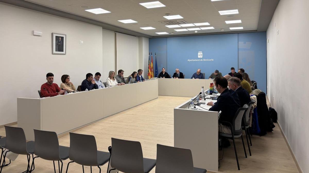 Foto del pleno del jueves en Benicarló, en el que aprobaron las tarifas de la piscina.