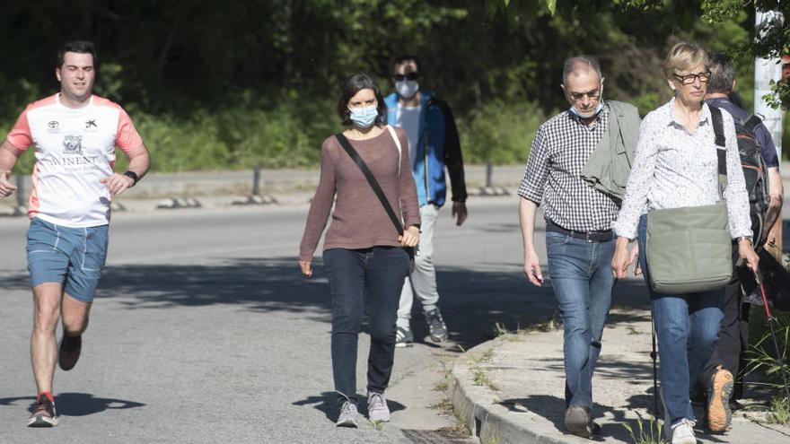 Gent fent esport i caminant a la zona del Congost de Manresa