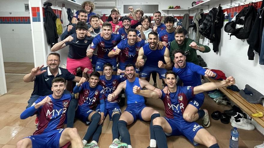 Los jugadores del Alzira volvieron a celebrar un triunfo en casa.