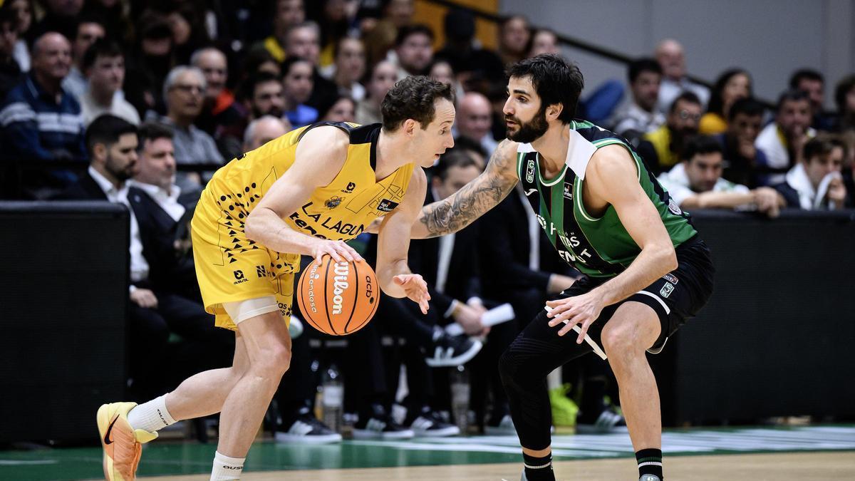 Marcelinho Huertas, defendido por Ricky Rubio en el duelo de la primera vuelta en Badalona.