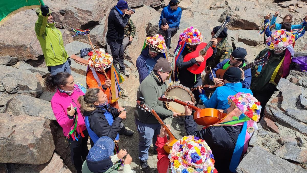 Los fiesteros cantaron y bailaron por verdiales en la cima del Mulhacén.