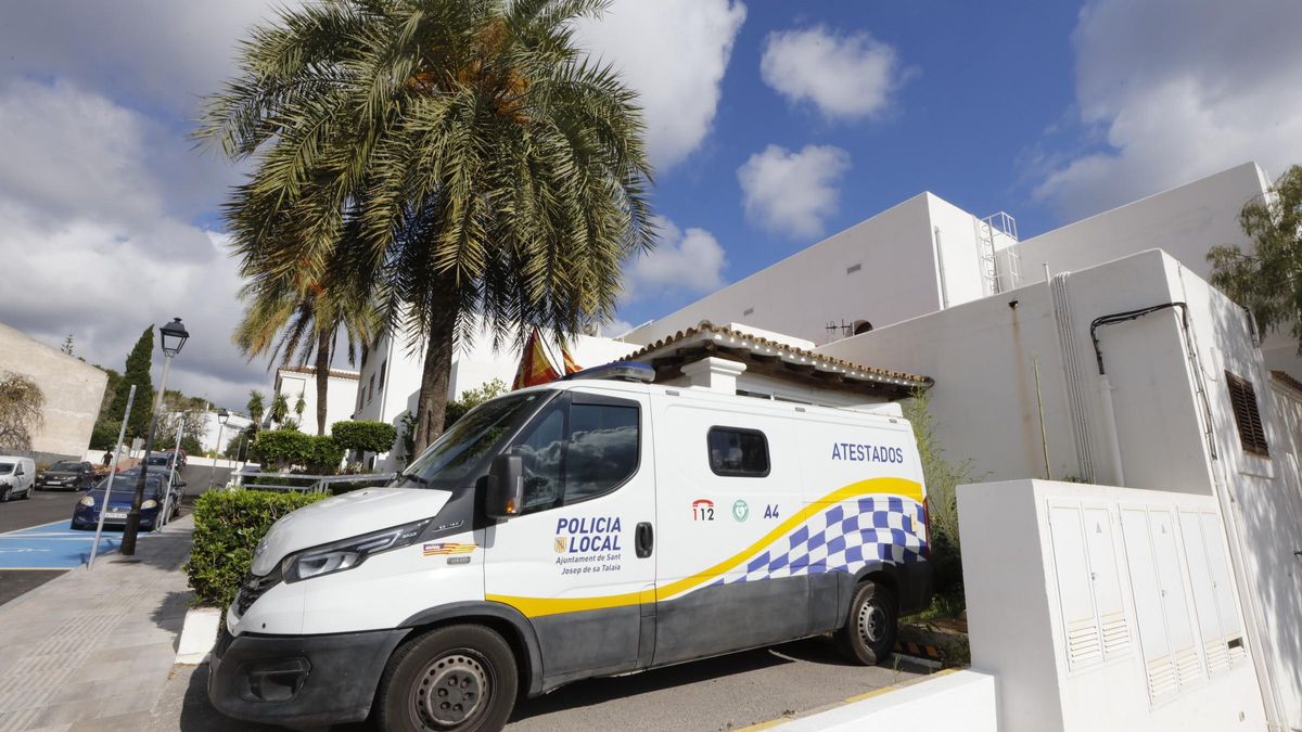 Un vehículo de la Policía Local de Sant Josep aparcado en el retén.