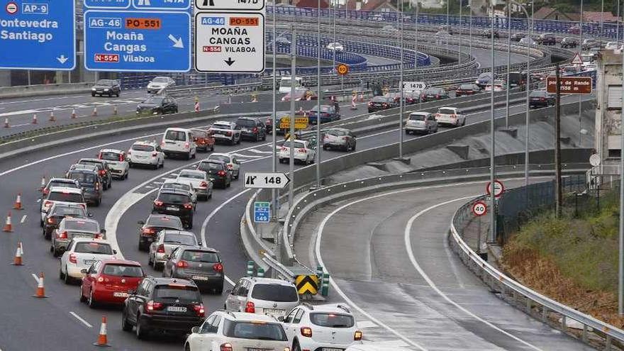 Atasco registrado en el acceso a Rande a mediados de mayo debido a las obras que se están realizando en el puente. // Ricardo Grobas