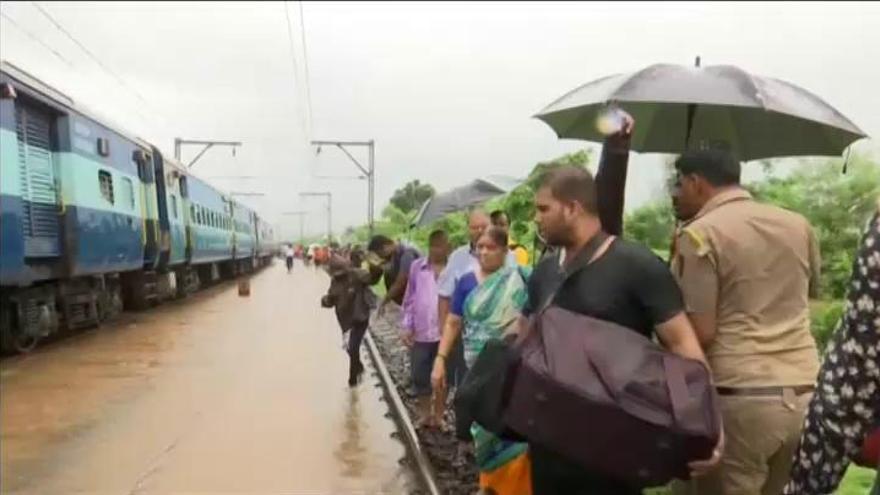 Rescatadas 900 personas de un tren parado por las lluvias en India