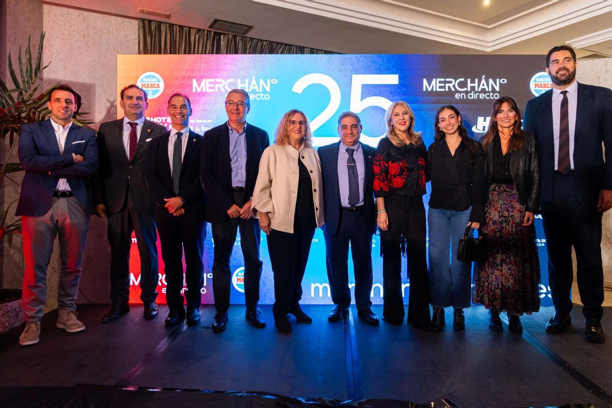 Las autoridades y la patinadora Natalia Baldizzone, junto a Antonio Jesús Merchán, director de Radio Marca Málaga.