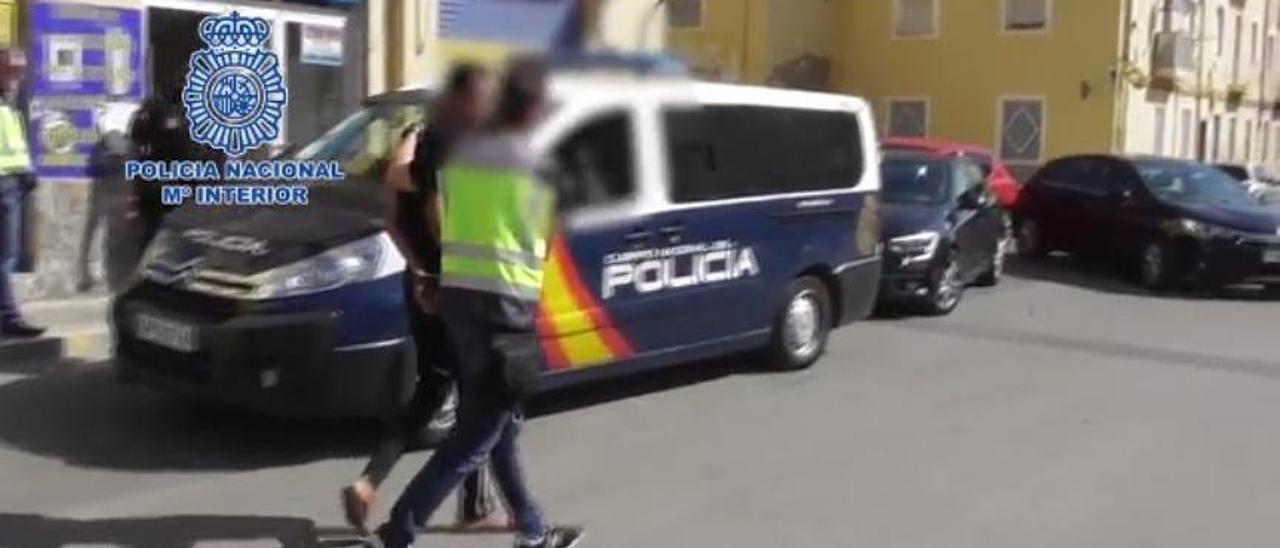 El momento de la detención del sospechoso en el barrio Virgen de la Cabeza de Elda.