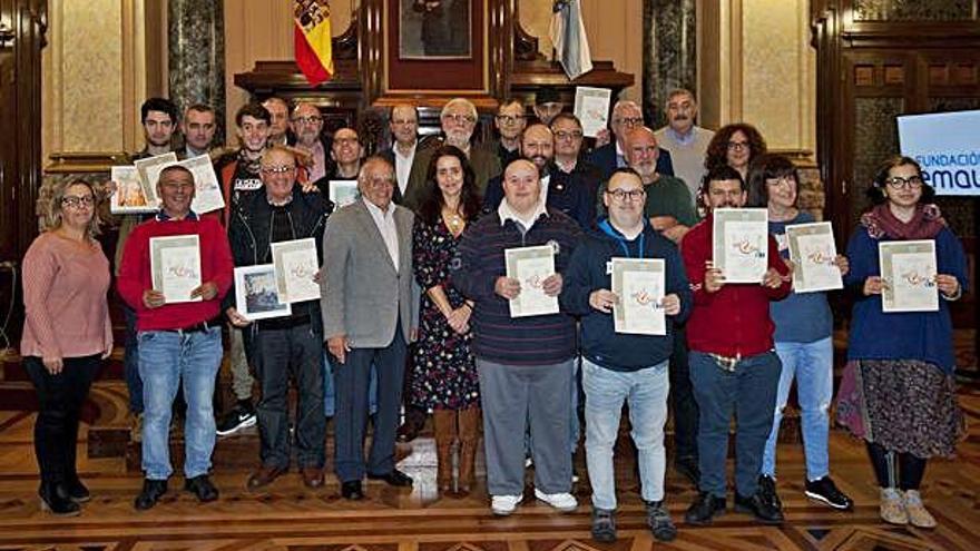 Miembros de Aspronaga y Asperga, con la edil Yoya Neira, ayer en el Concello.