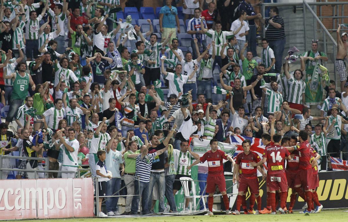 El Córdoba CF de la 2011-12 celebra la victoria en el Nuevo Colombino con la afición cordobesista.