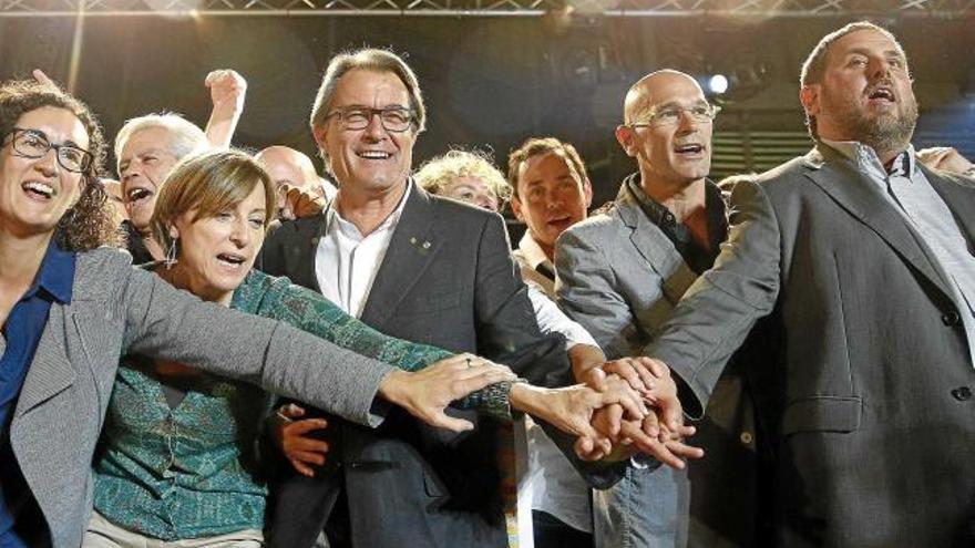 Marta Rovira, Carme Forcadell, Artur Mas, Raül Romeva i Oriol Junqueras celebrant la victòria de Junts pel Sí al centre cultural del Born de Barcelona