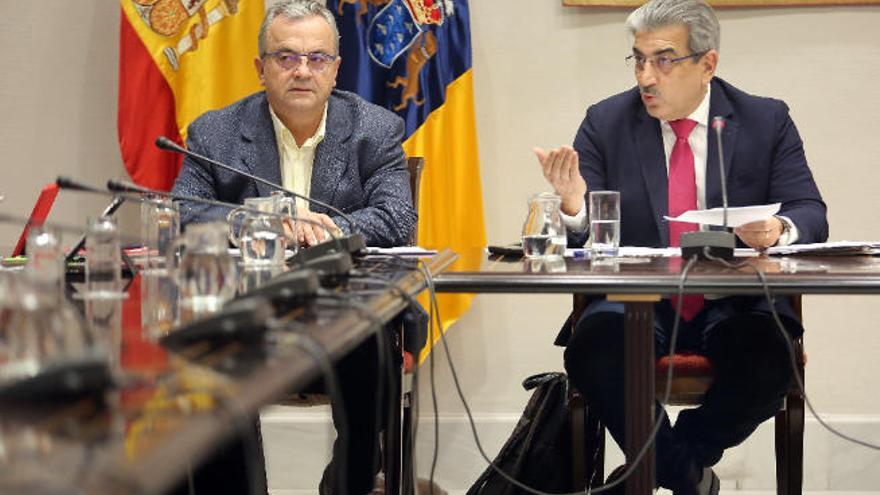 El vicepresidente del Gobierno y consejero de Hacienda, Román Rodríguez, durante la comisión de ayer.