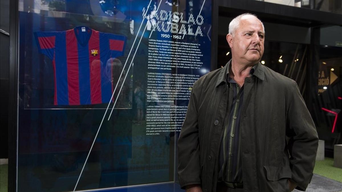 Carlos Kubala posa junto a una camiseta del Barça.