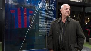 Carlos Kubala posa junto a una camiseta del Barça. 