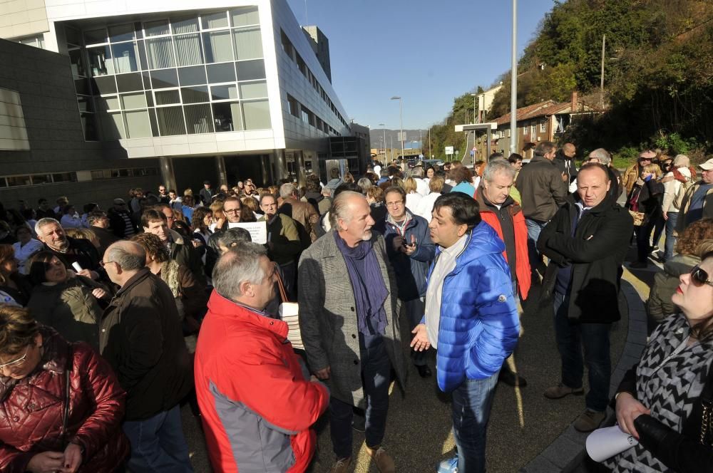 Protesta de los empleados del hospital por el despido de dos trabajadores de la cafetería