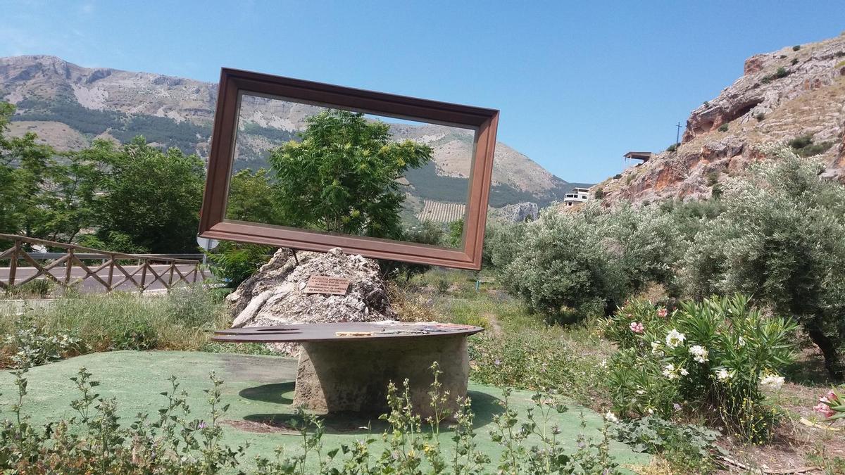 Vía Verde de Jabalcuz, en Jaén, una ruta de senderismo con esculturas, poemas y un jardín francés