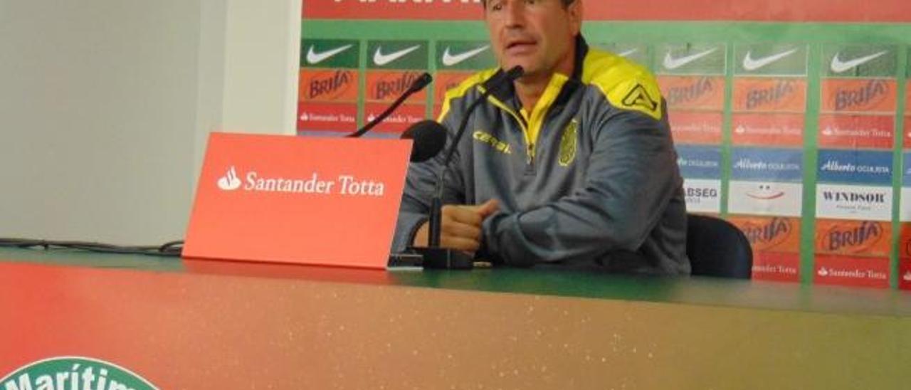 Manolo Márquez, en el estadio Do Marítimo.