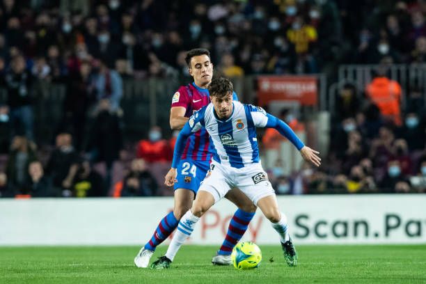 Eric Garcia disputa con Javi Puado