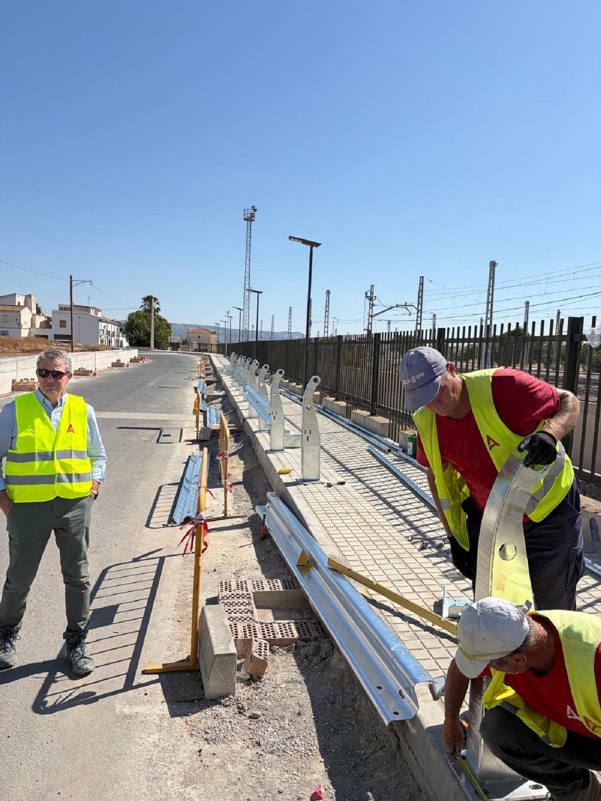 Las obras en la MA-4403 a la algura de Bobadilla incluyen una acera sobreelevada.