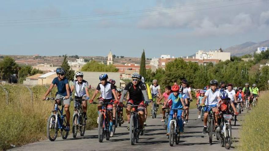 El Ayuntamiento promociona el uso de la bicicleta para reducir la contaminación y mejorar la salud.
