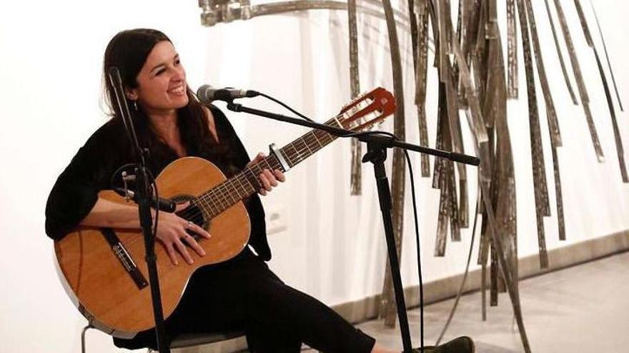 Sara Casas, con la guitarra robada