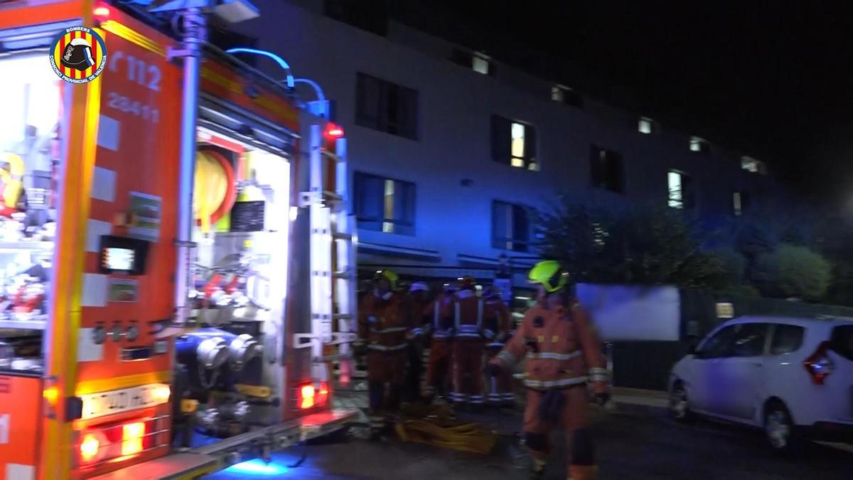 Los bomberos trabajando para extinguir el fuego en la residencia en Ador.