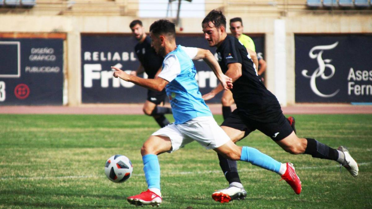 Un jugador del Mar Menor presiona a su rival por el control del balón.