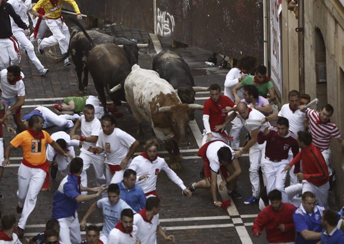Una manada de toros dividida en dos grups durant aquest diumenge en el sisè ’encierro’ a Pamplona.