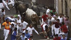 Una manada de toros dividida en dos grups durant aquest diumenge en el sisè ’encierro’ a Pamplona.