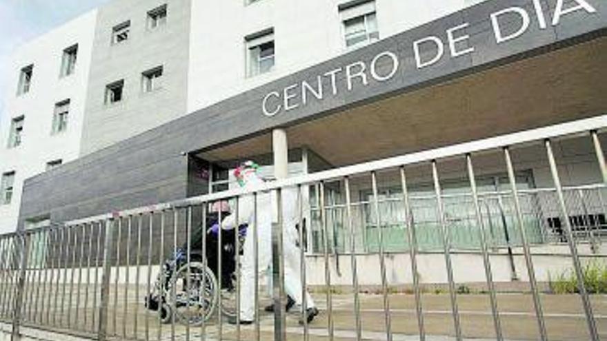 Un sanitario traslada a un anciano en Sao Cibrao, Lugo.  | // EUROPA PRESS