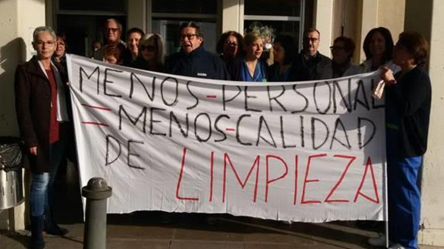 Protesta de los trabajadores de la limpieza del Hospital de Sagunt