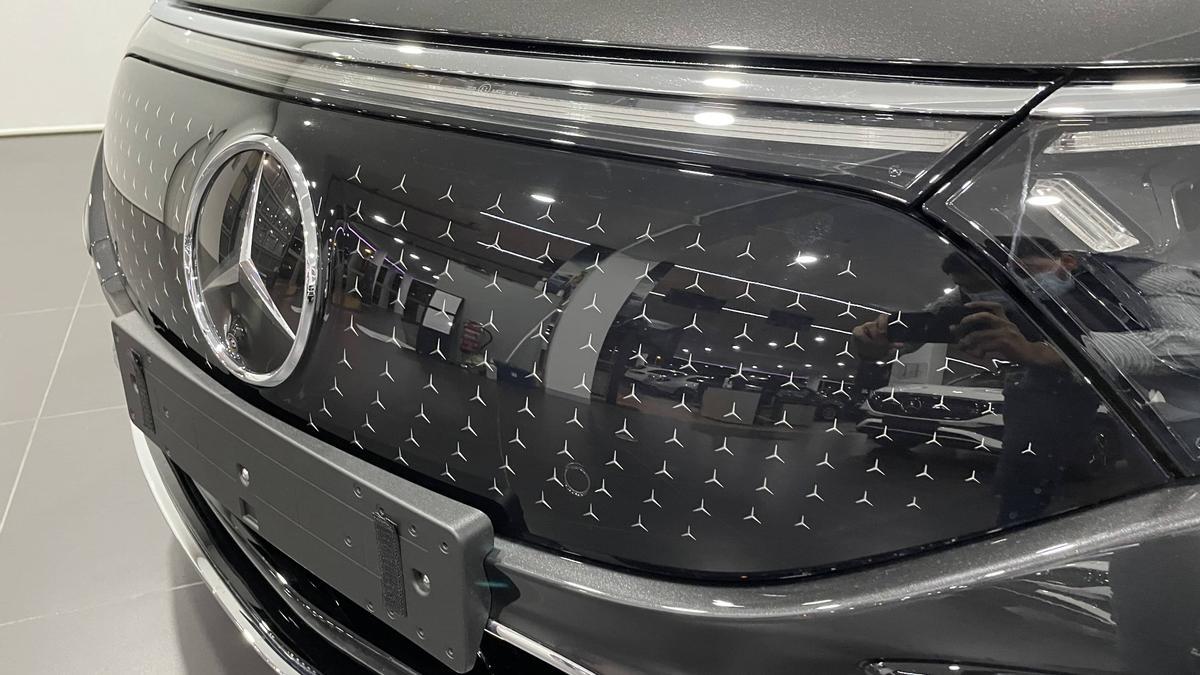 La estrella central de Mercedes, su insignia, ha sido renovada y un patrón de estrellas tridimensionales distribuidas por toda la calandra le confiere un aspecto exclusivo. 