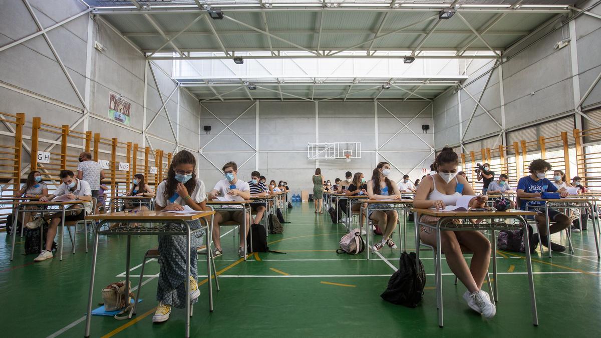 Estudiantes en el pabellón del IES Miguel Hernández de Alicante debido a la covid-19 en la Selectividad 2020 