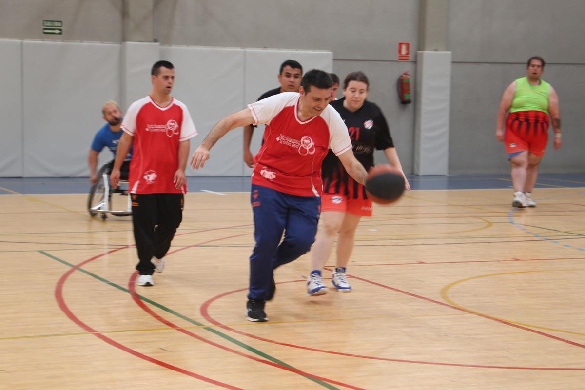 Deportistas del equipo de Aspromivise y CB Genovés en la jornada inaugural de la liga de baloncesto inclusivo.