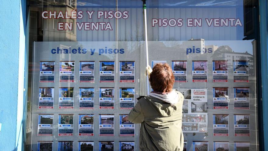 Escaparate de una agencia inmobiliaria con los inmuebles en venta. |   // CARLOS PARDELLAS