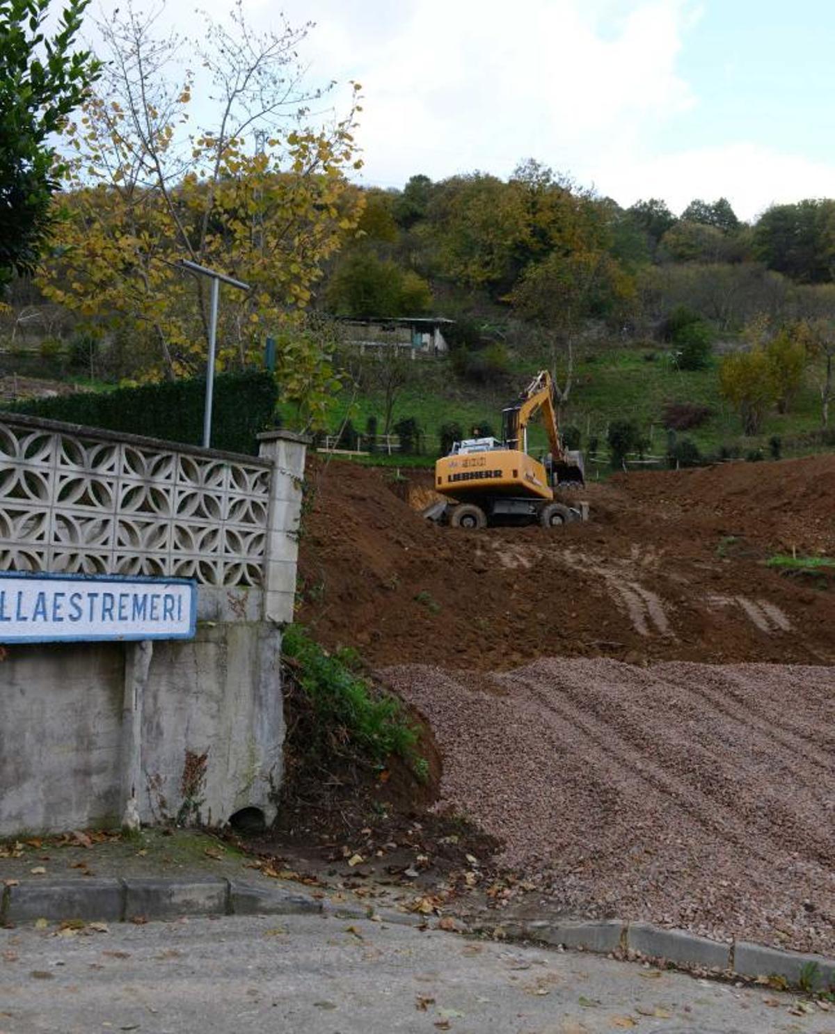 Una máquina trabaja en las obras de construcción de la casa eficiente.