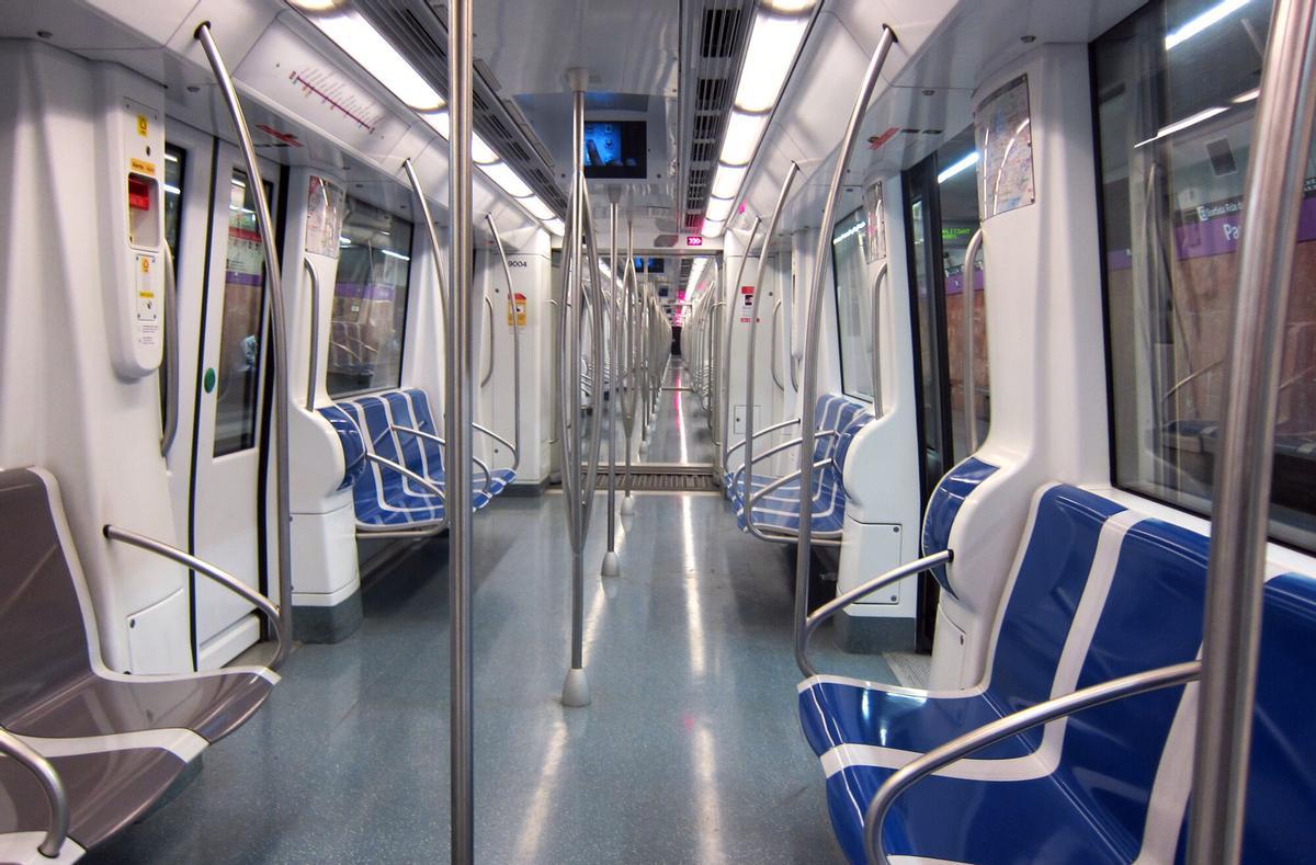 Tren de la L2 del metro de Barcelona de tipo “gusano”, es decir, con pasillo continuo en todos los vagones