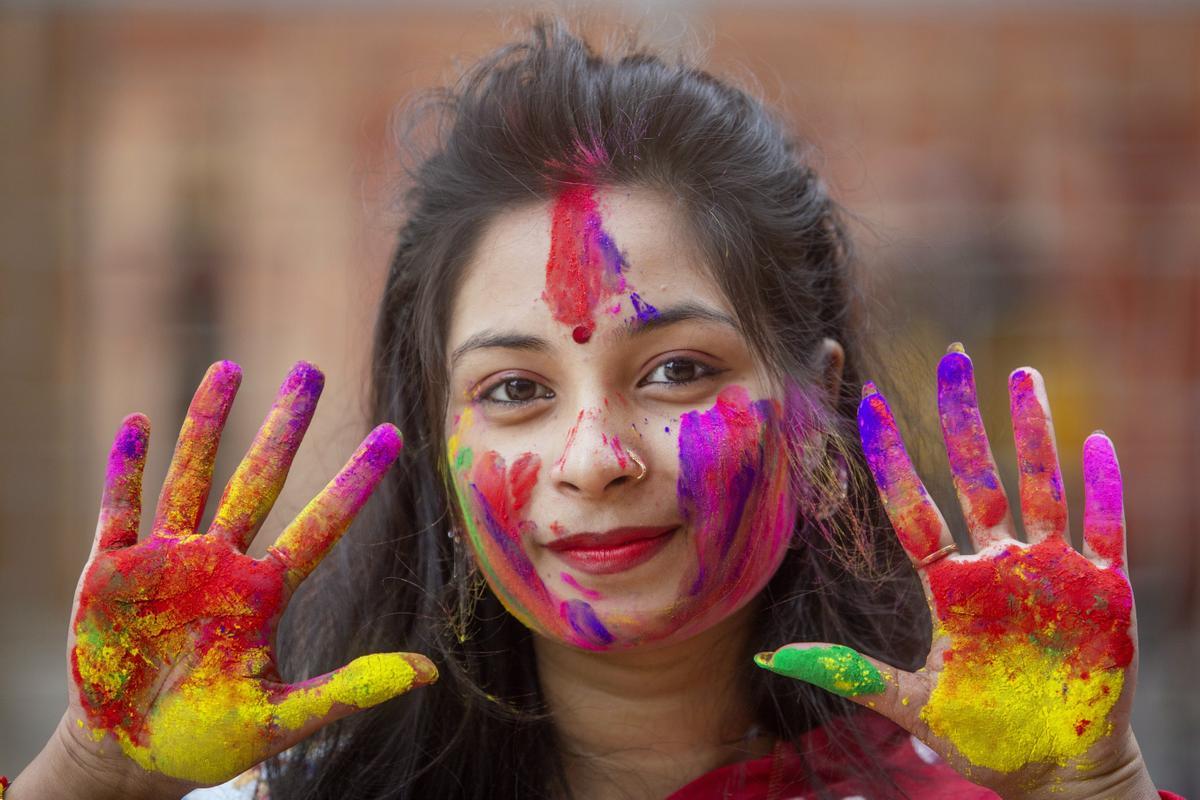 Celebración del Holi en el templo nacional Dhakeshwari, en Dhaka, Bangladesh