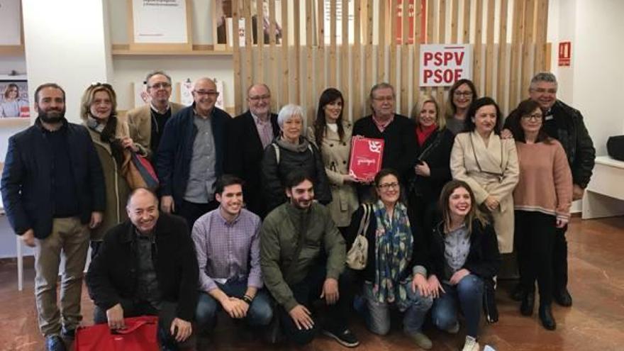 Partidarios de Sandra Gómez tras presentar los avales.