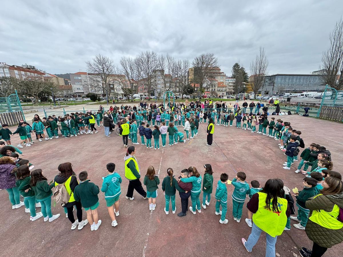 Todas e todos xuntos representaron a paz a través da súa unión, formando un corazón no centro.