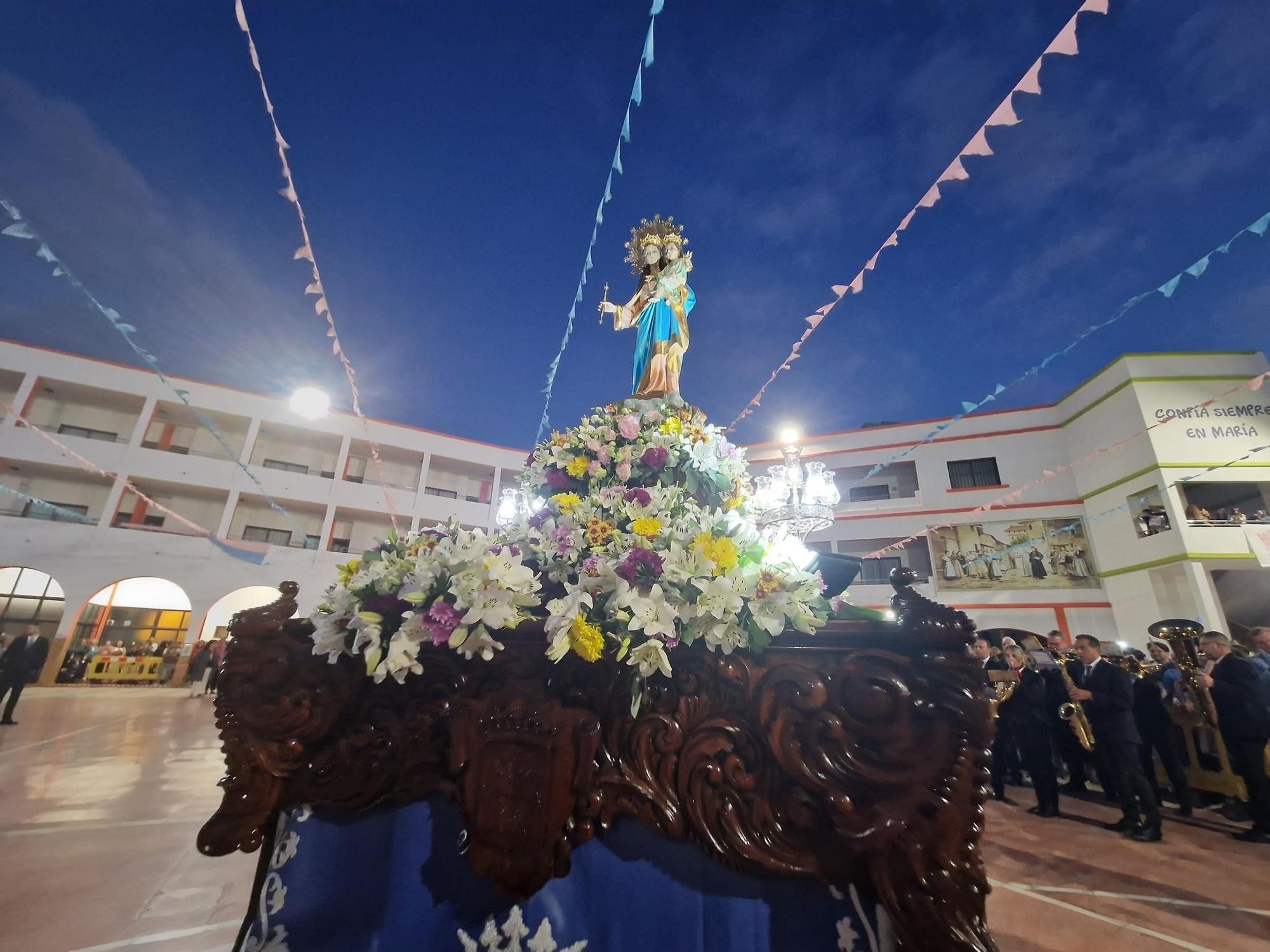 Procesión de la imagen de María Auxiliadora por las calles de San Gregorio, en Telde