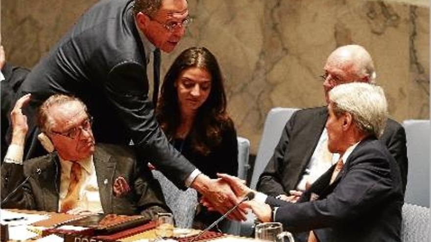 El secretari d&#039;Estat dels EUA, John Kerry, i el ministre rus d&#039;Exteriors, Serguei Lavrov, es donen la mà després de l&#039;acord del Consell de Seguretat per l&#039;alto al foc a Síria i l&#039;establiment de converses.